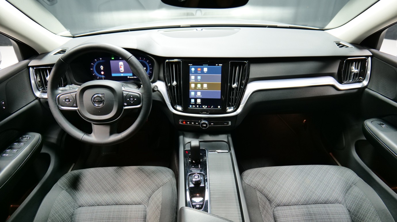 Esittelykuva Volvo V60 kevythybridiautosta.