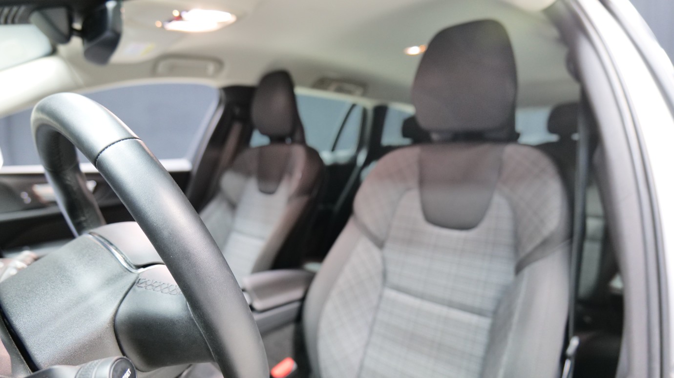 Esittelykuva Volvo V60 kevythybridiautosta.