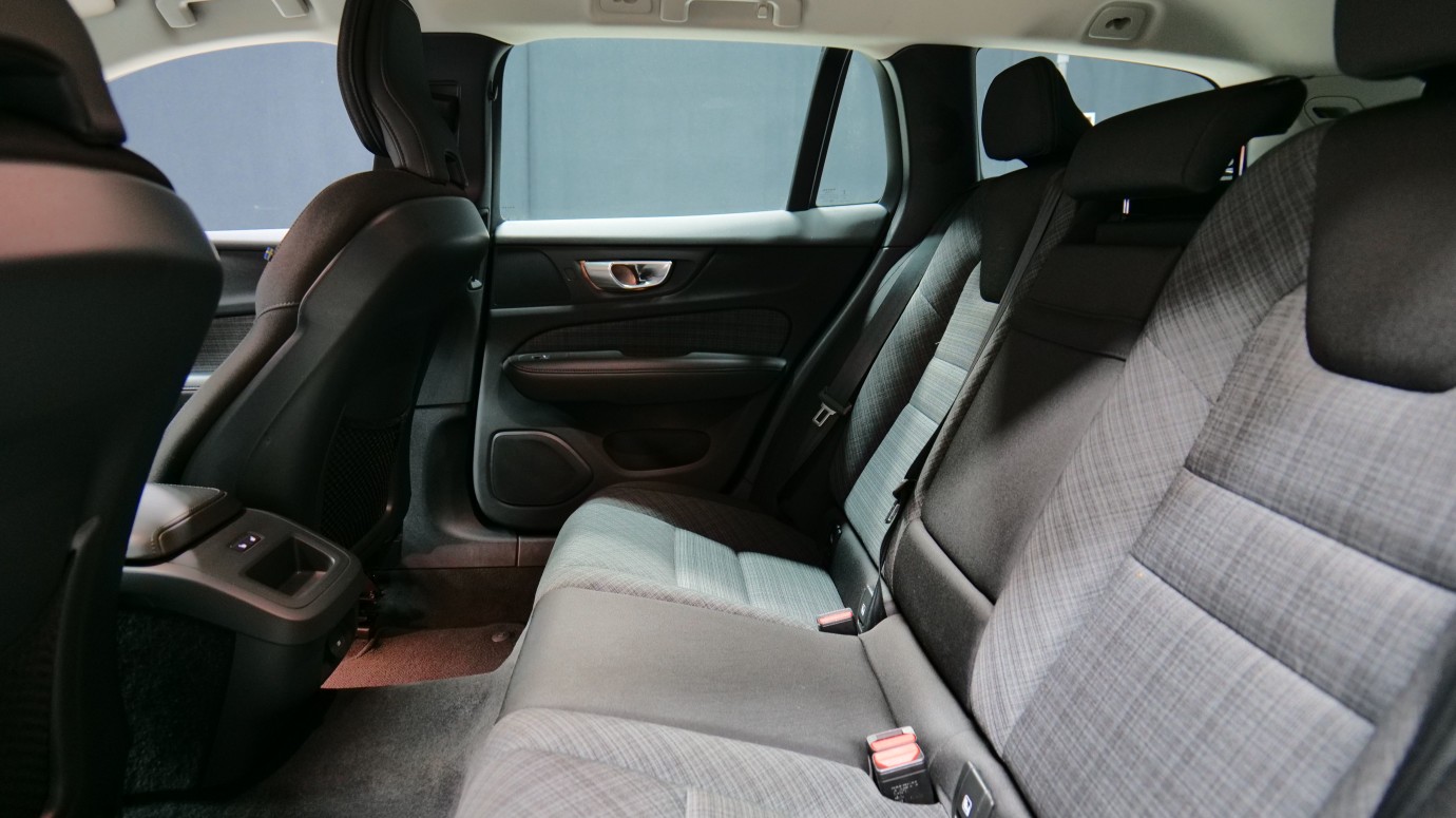 Esittelykuva Volvo V60 kevythybridiautosta.