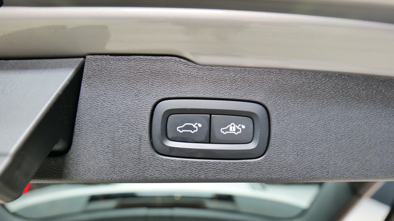 Esittelykuva Volvo V60 kevythybridiautosta.