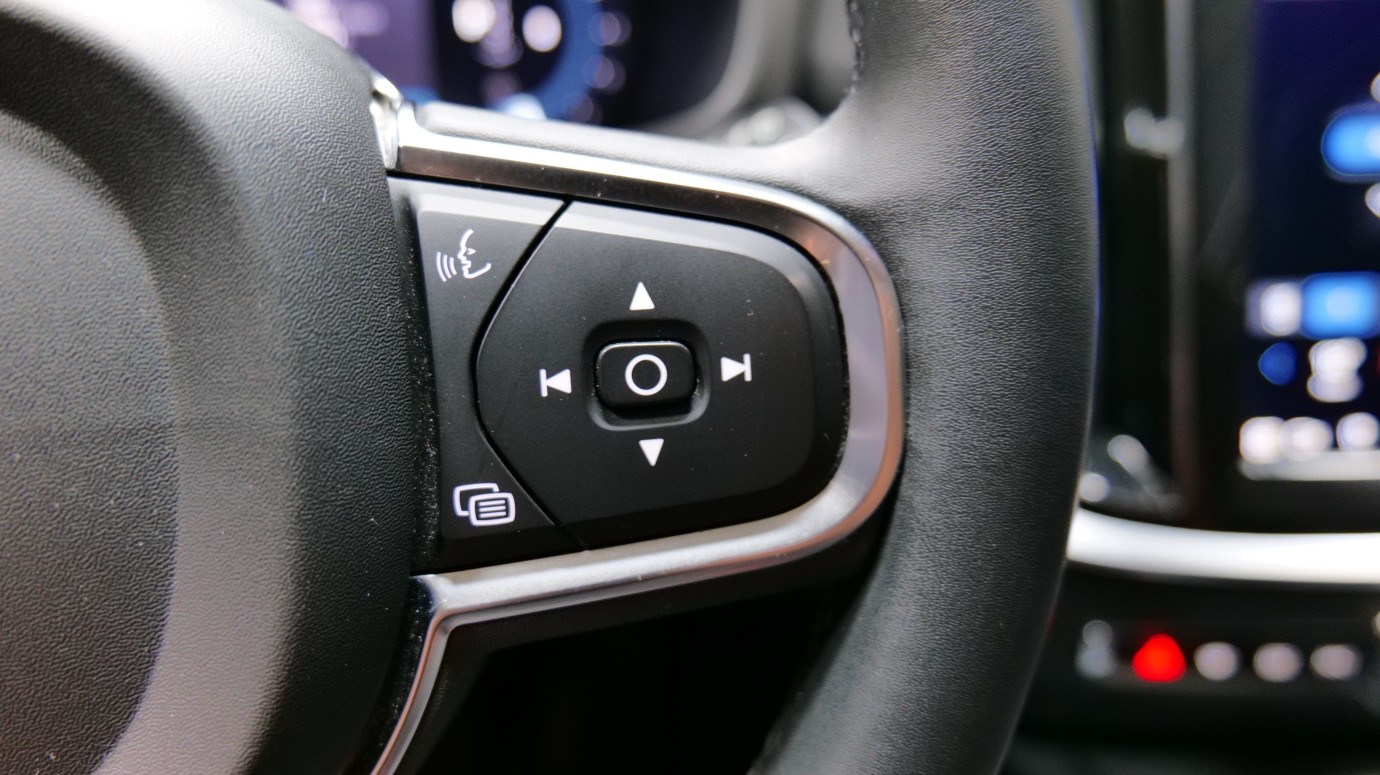 Esittelykuva Volvo V60 kevythybridiautosta.