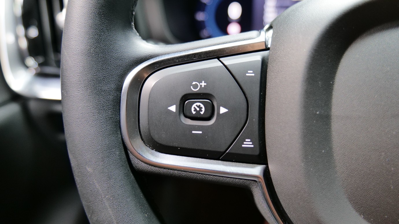 Esittelykuva Volvo V60 kevythybridiautosta.