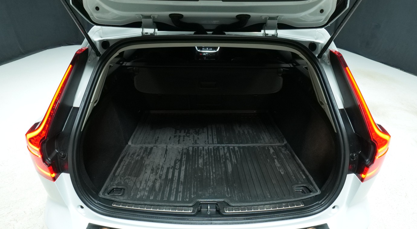 Esittelykuva Volvo V60 dieselautosta.