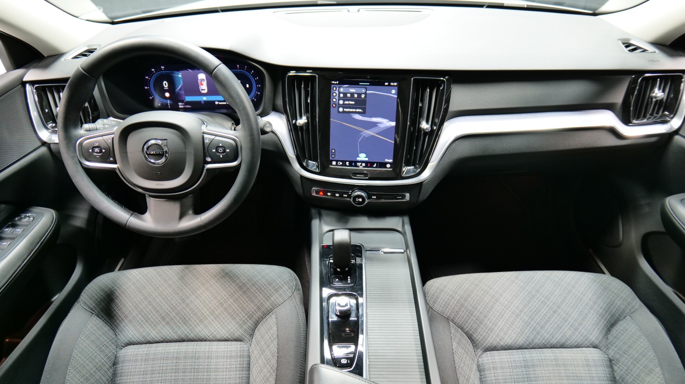 Esittelykuva Volvo V60 kevythybridiautosta.