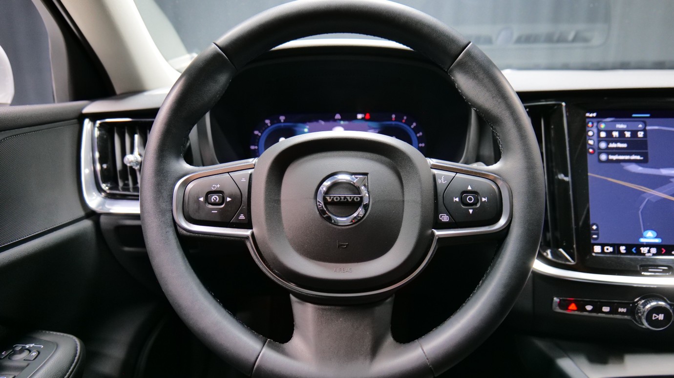 Esittelykuva Volvo V60 kevythybridiautosta.