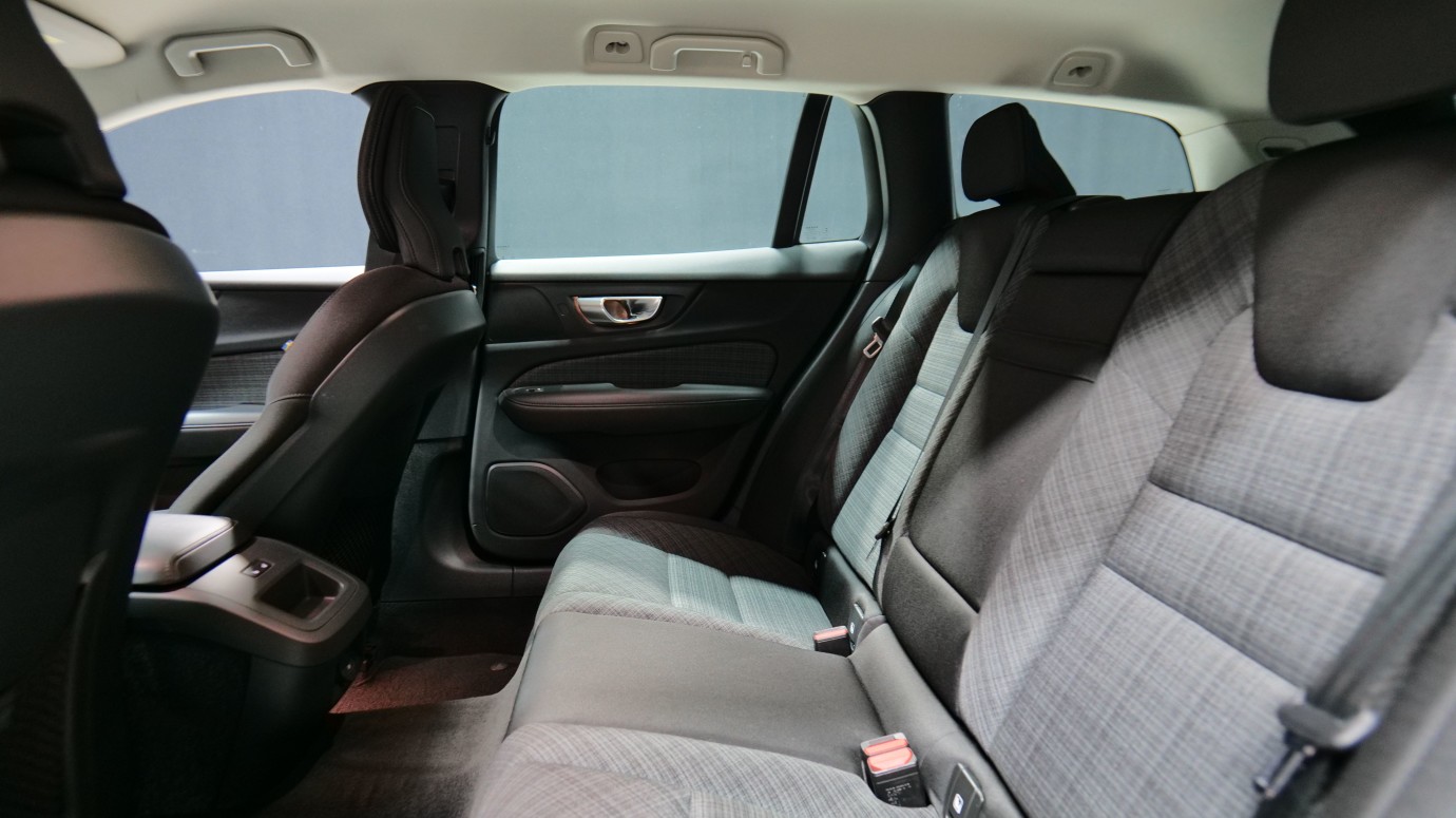 Esittelykuva Volvo V60 kevythybridiautosta.