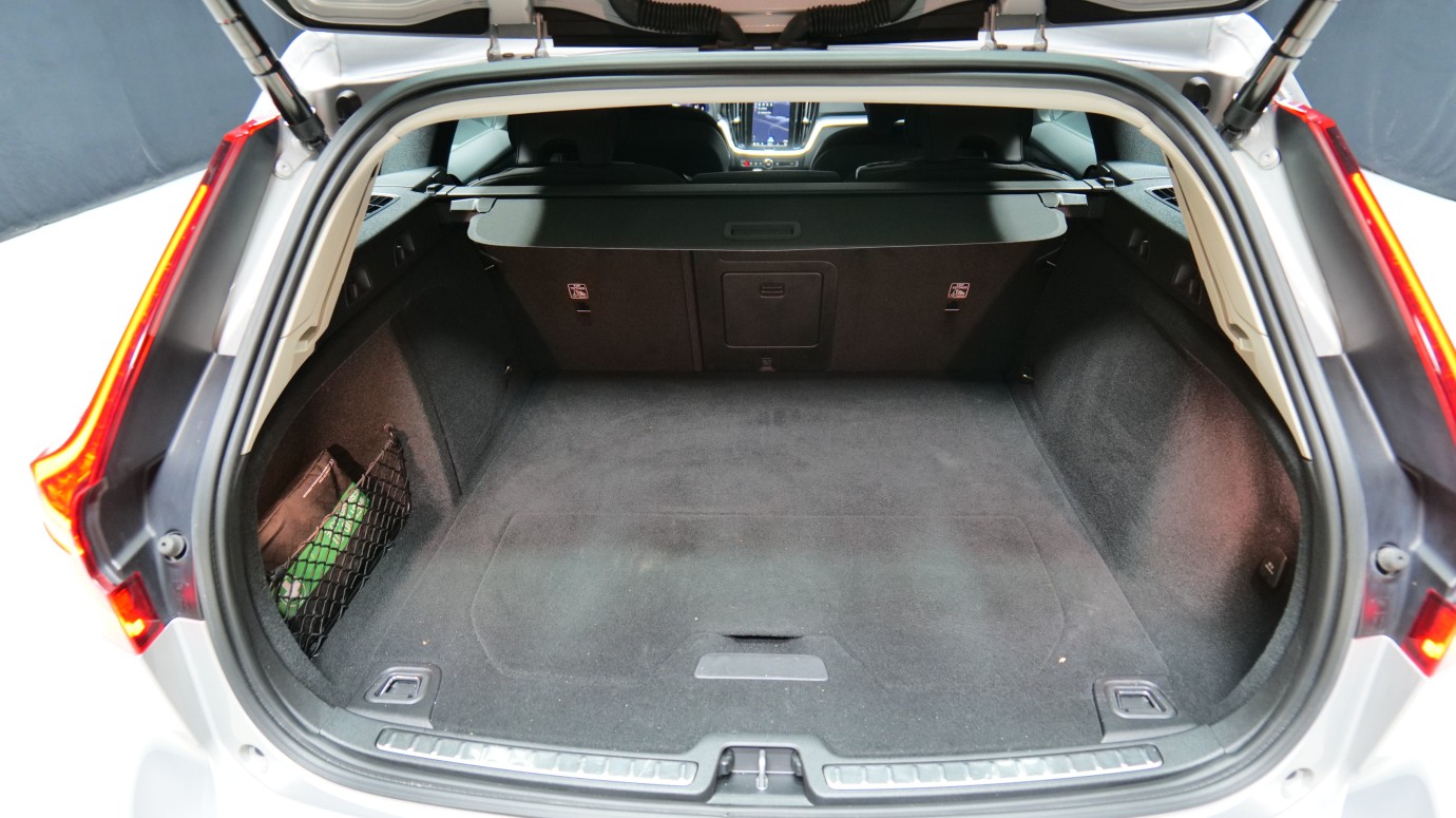 Esittelykuva Volvo V60 kevythybridiautosta.