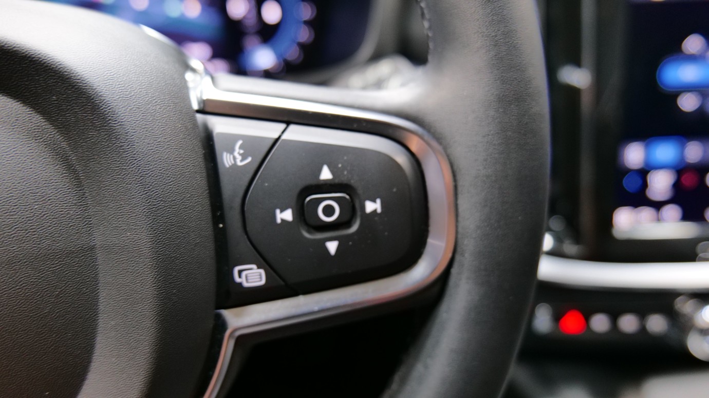 Esittelykuva Volvo V60 kevythybridiautosta.