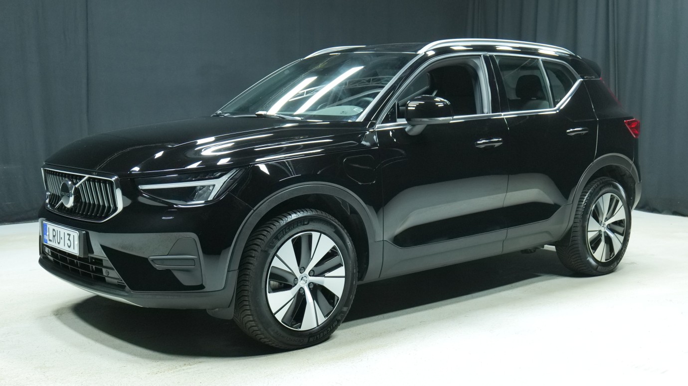 Esittelykuva Volvo XC40 kevythybridiautosta.