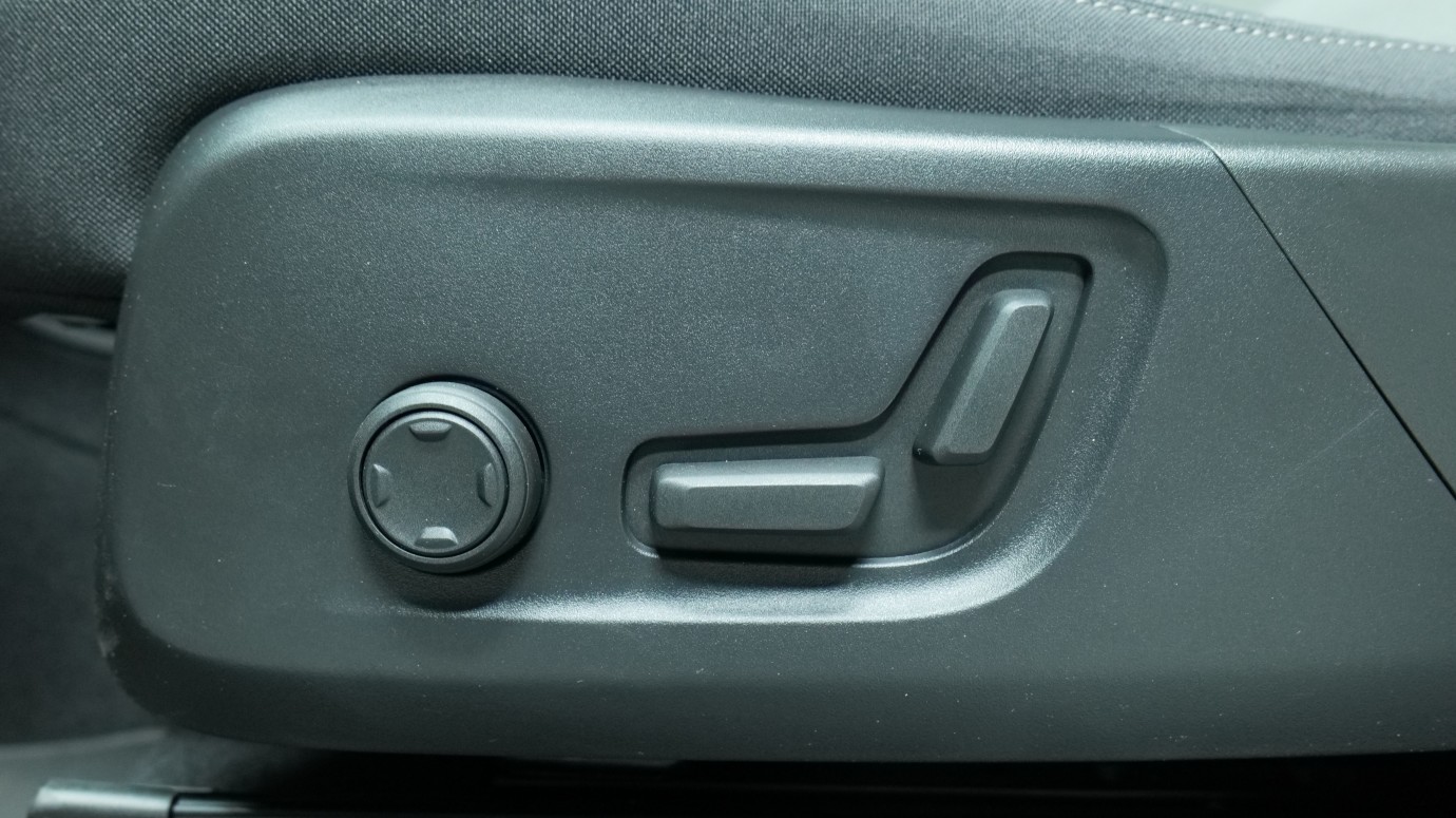 Esittelykuva Volvo XC40 kevythybridiautosta.