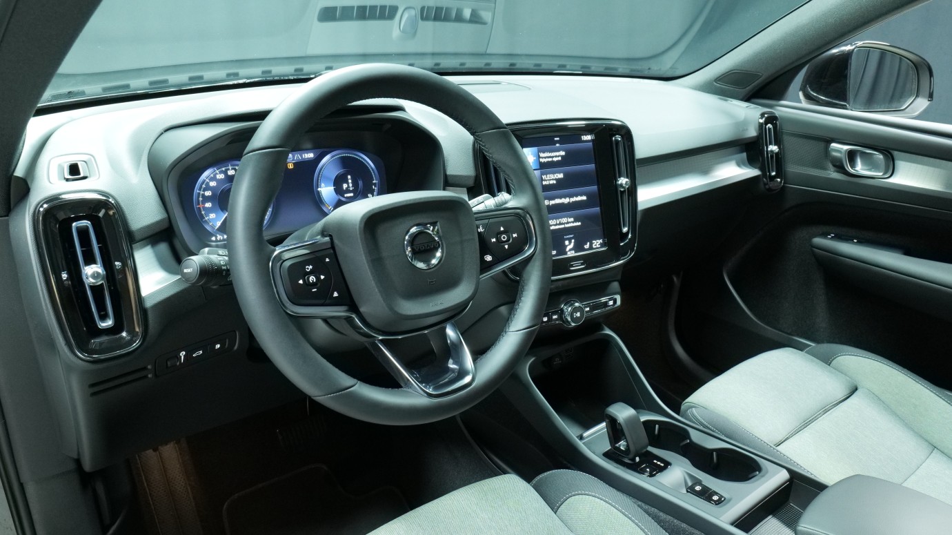 Esittelykuva Volvo XC40 kevythybridiautosta.