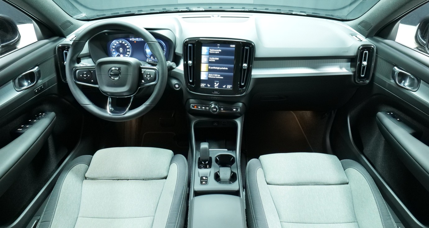 Esittelykuva Volvo XC40 kevythybridiautosta.