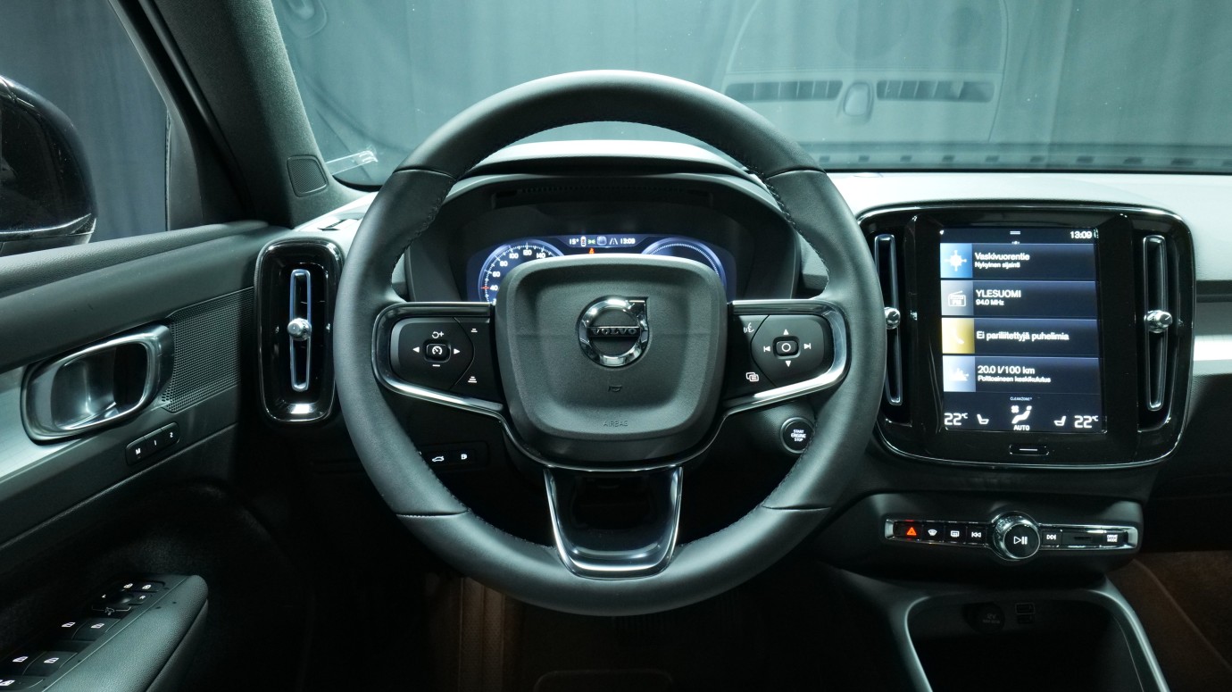 Esittelykuva Volvo XC40 kevythybridiautosta.