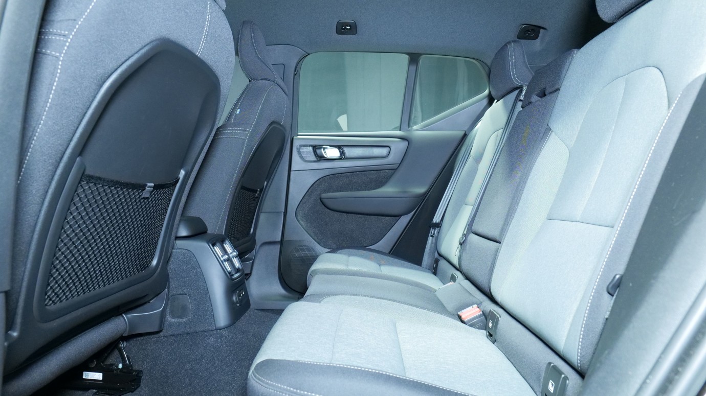 Esittelykuva Volvo XC40 kevythybridiautosta.