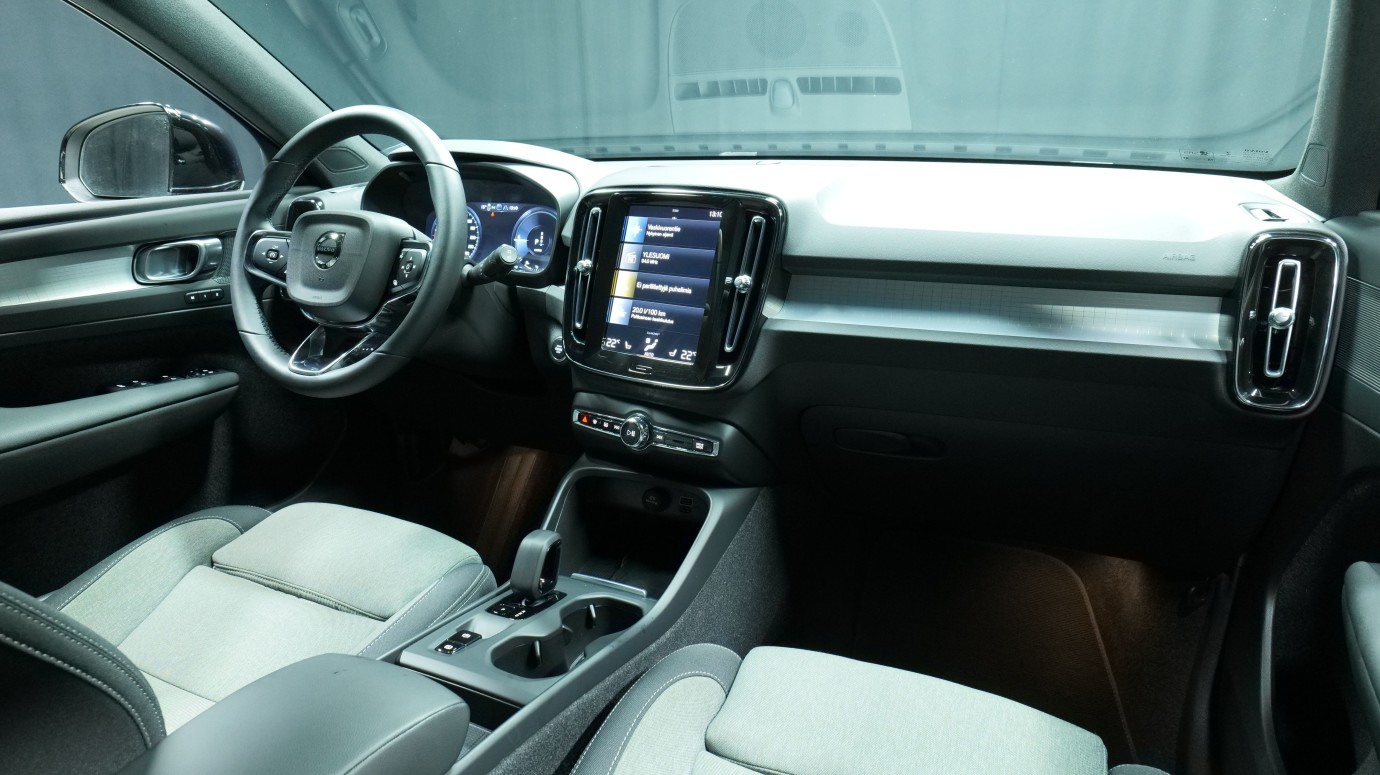 Esittelykuva Volvo XC40 kevythybridiautosta.