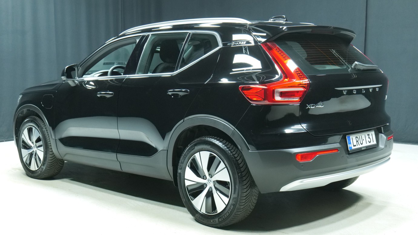 Esittelykuva Volvo XC40 kevythybridiautosta.