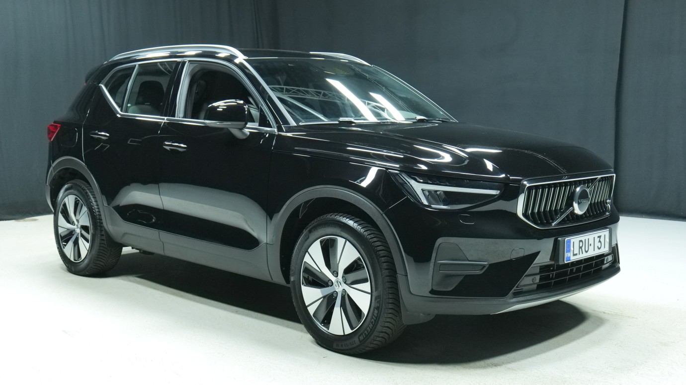 Esittelykuva Volvo XC40 kevythybridiautosta.