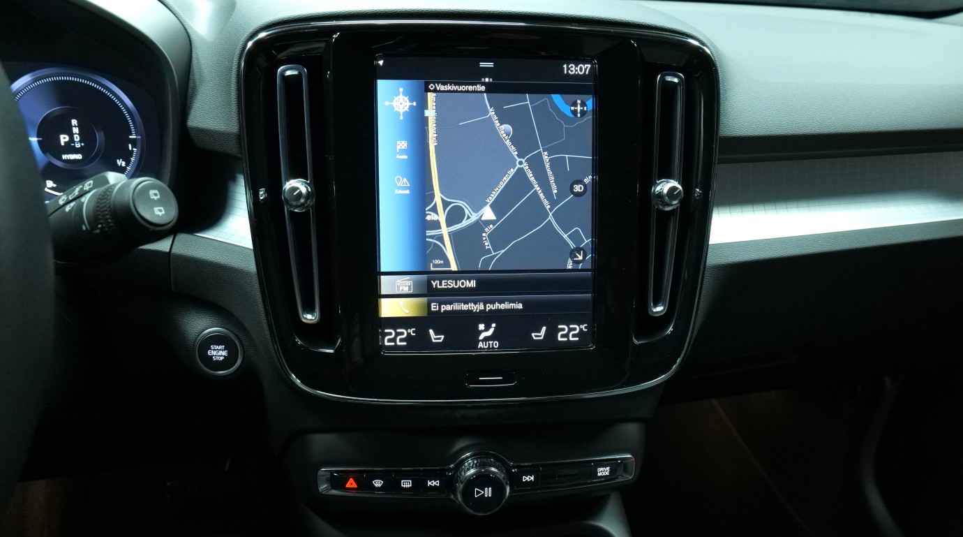 Esittelykuva Volvo XC40 kevythybridiautosta.
