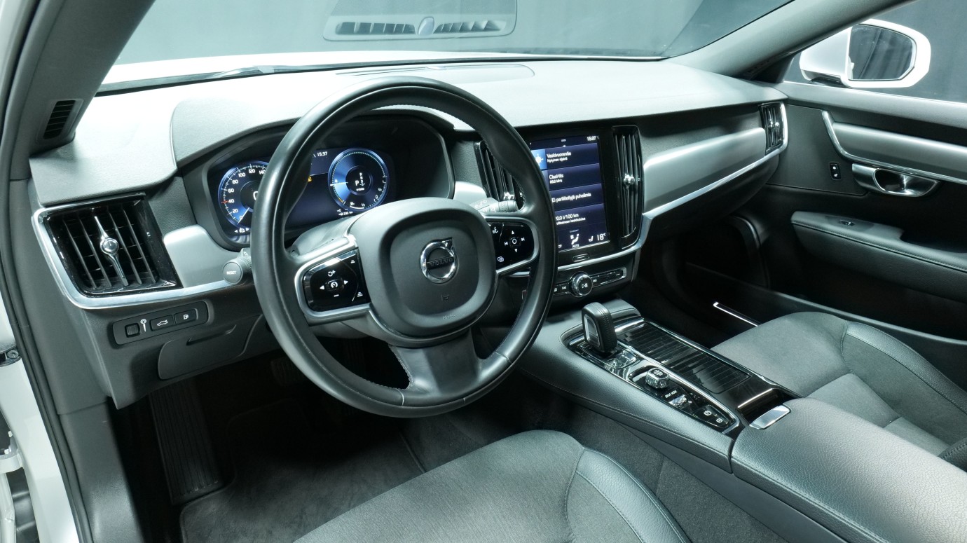 Esittelykuva Volvo V90 kevythybridiautosta.