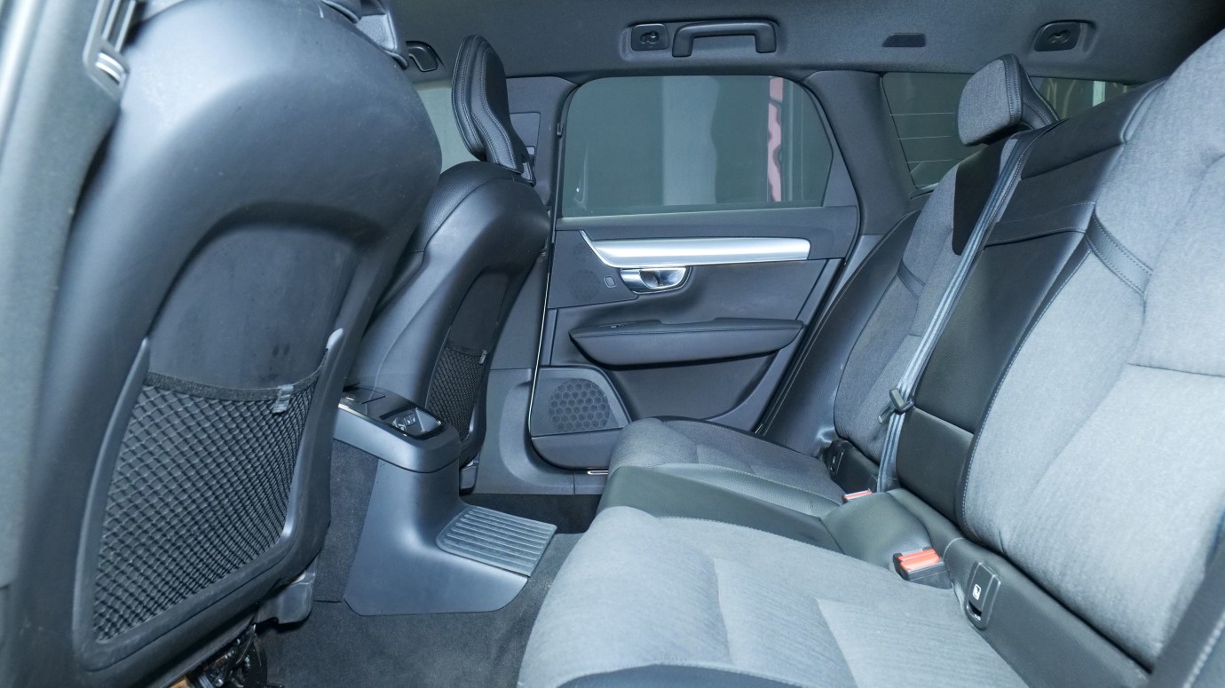 Esittelykuva Volvo V90 kevythybridiautosta.