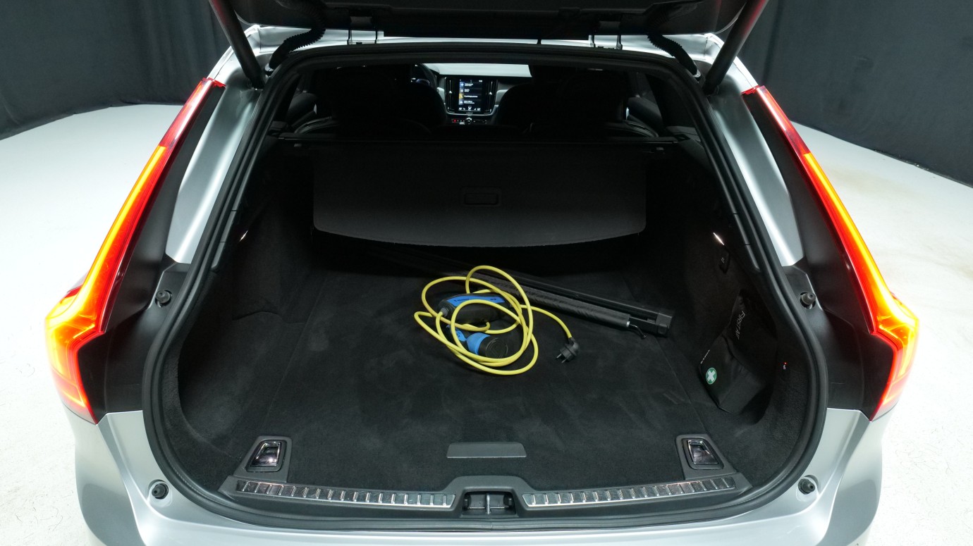 Esittelykuva Volvo V90 kevythybridiautosta.
