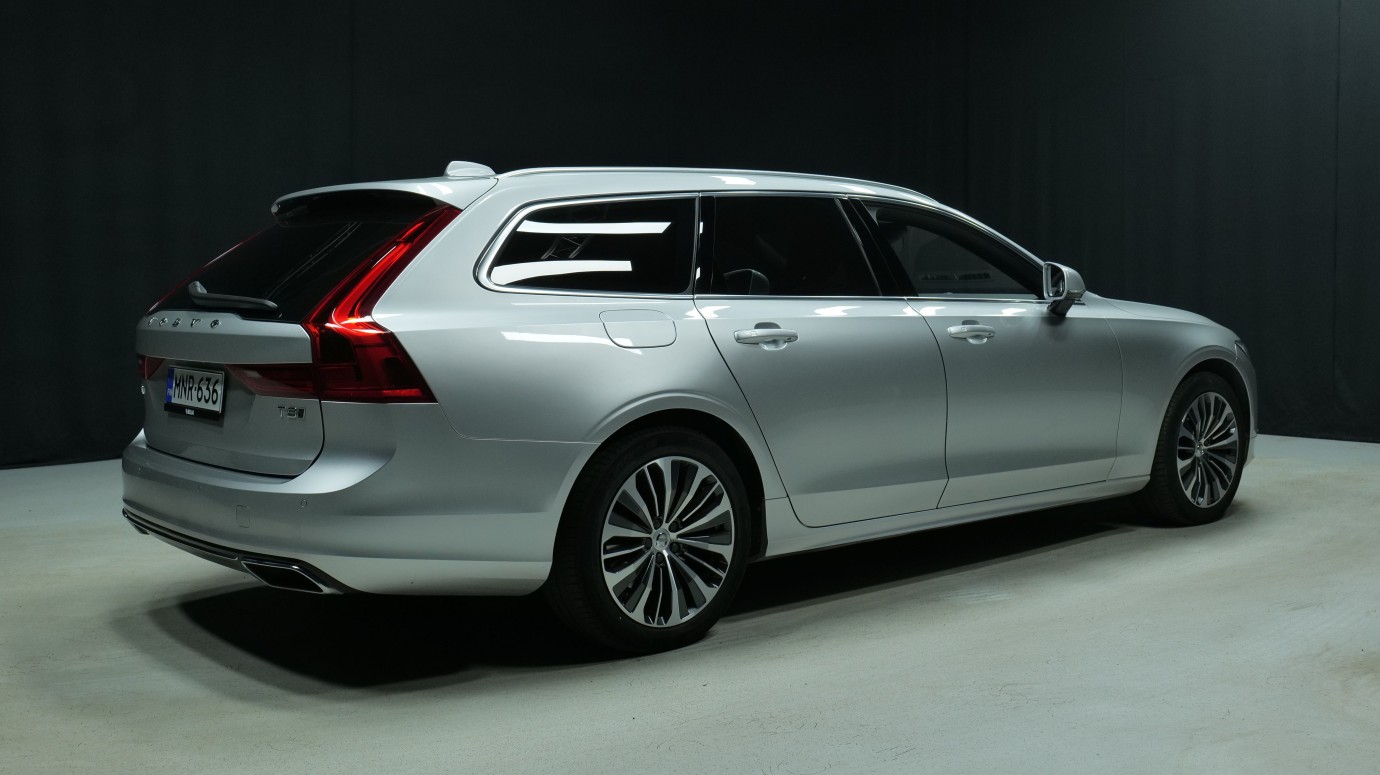Esittelykuva Volvo V90 kevythybridiautosta.