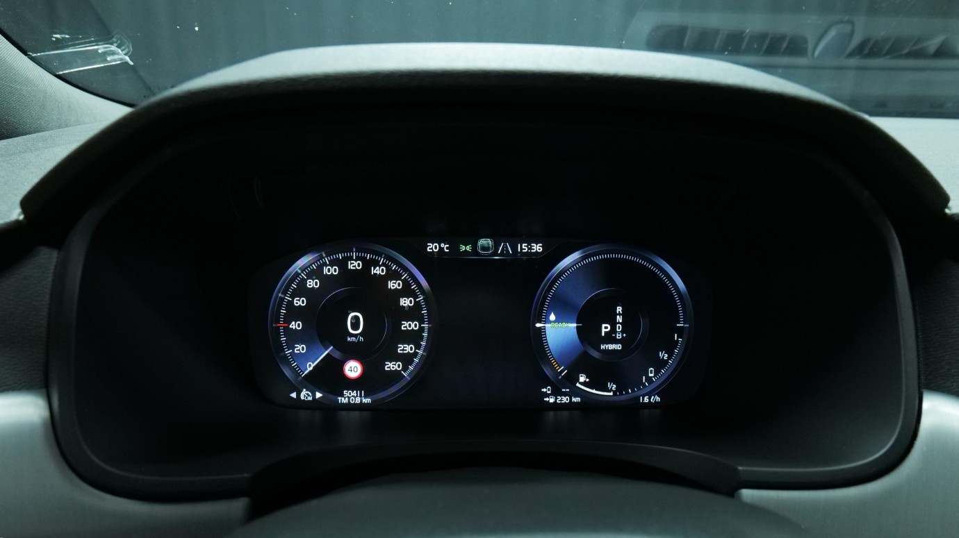 Esittelykuva Volvo V90 kevythybridiautosta.