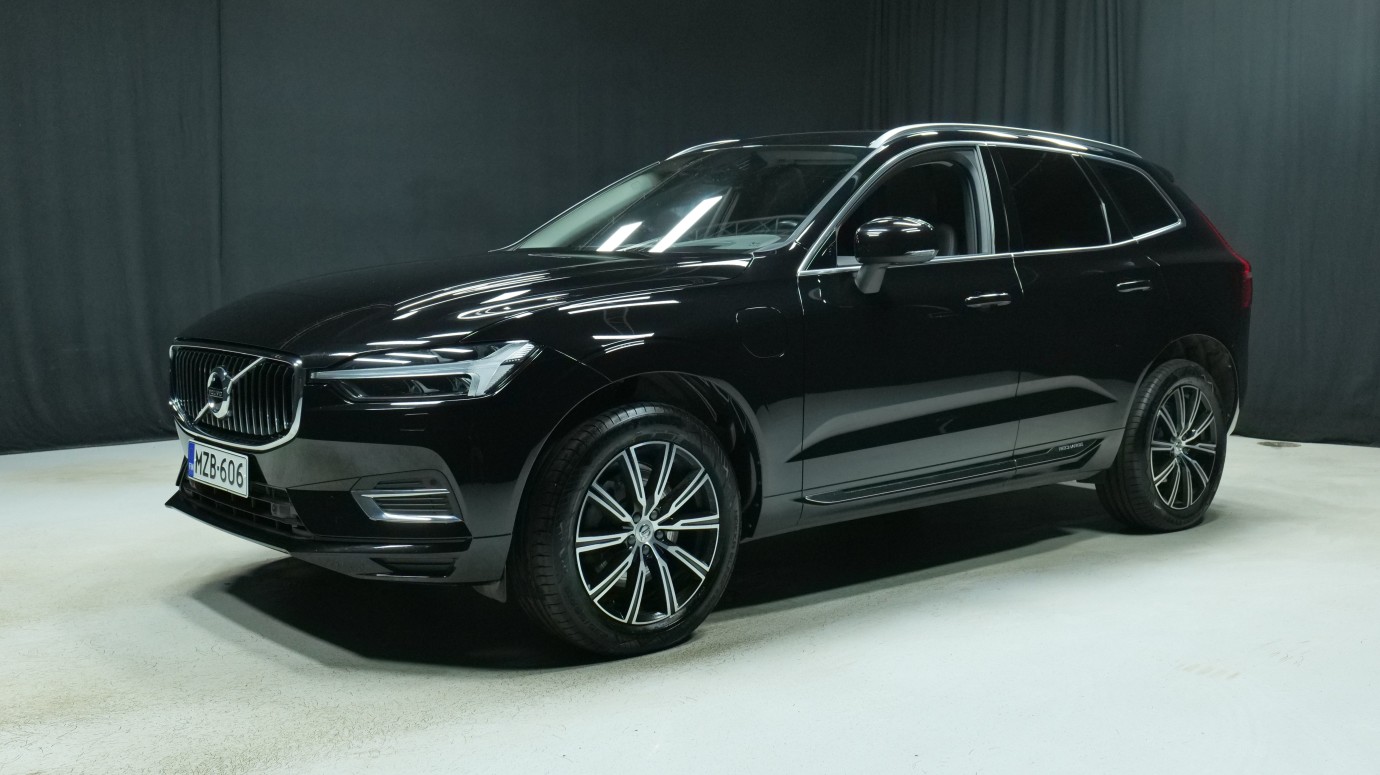 Esittelykuva Volvo XC60 kevythybridiautosta.