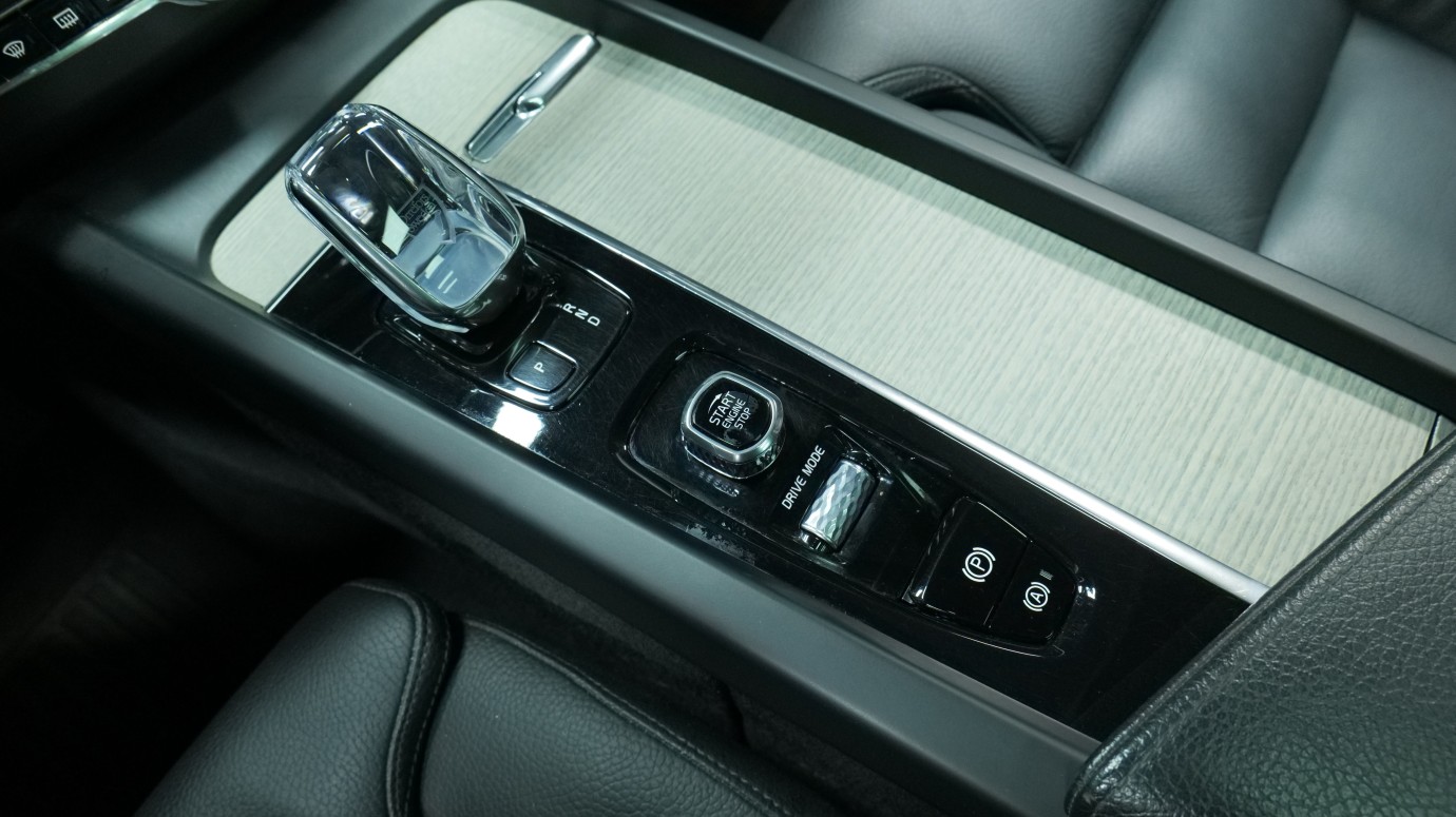 Esittelykuva Volvo XC60 kevythybridiautosta.