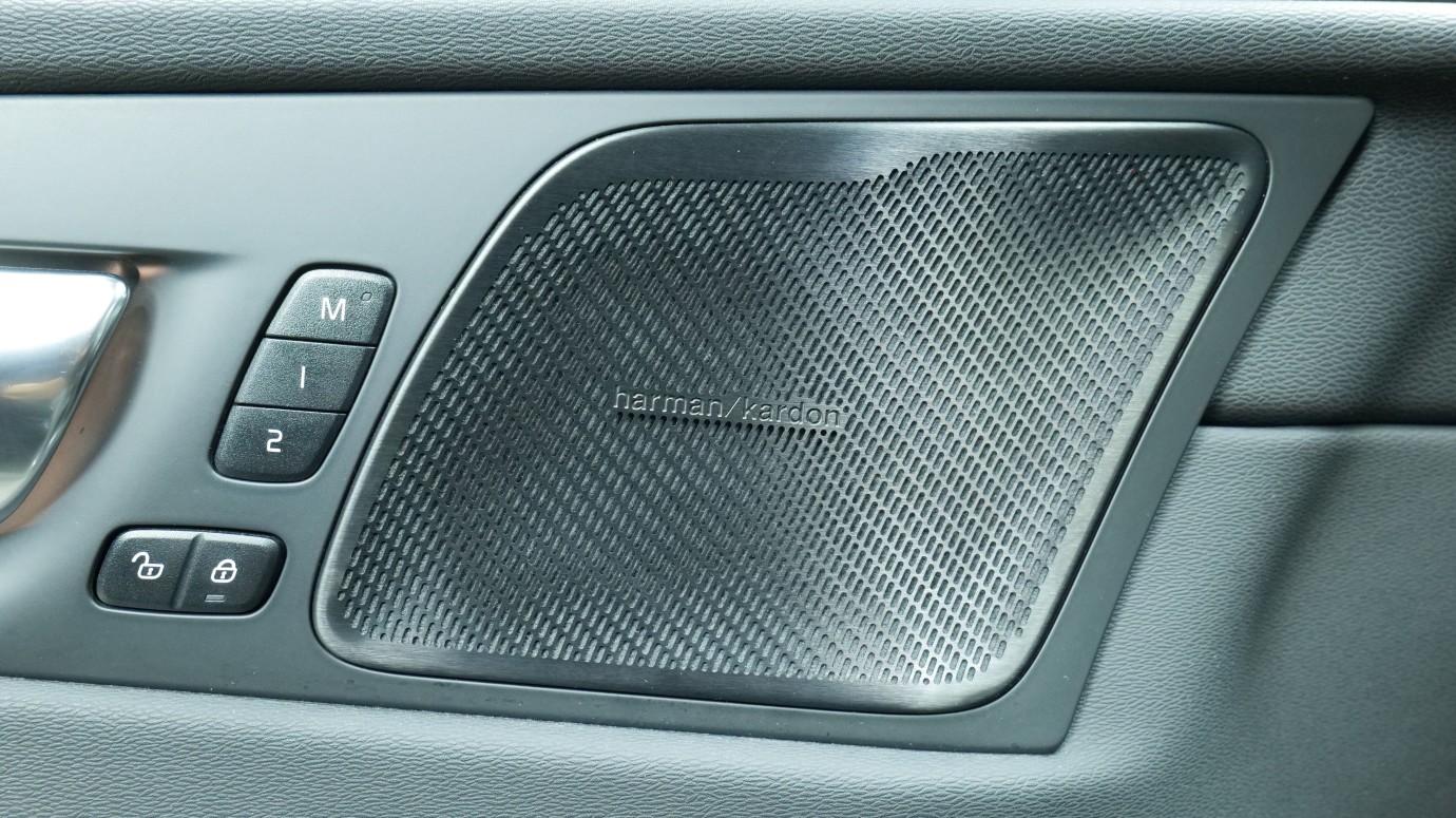 Esittelykuva Volvo XC60 kevythybridiautosta.