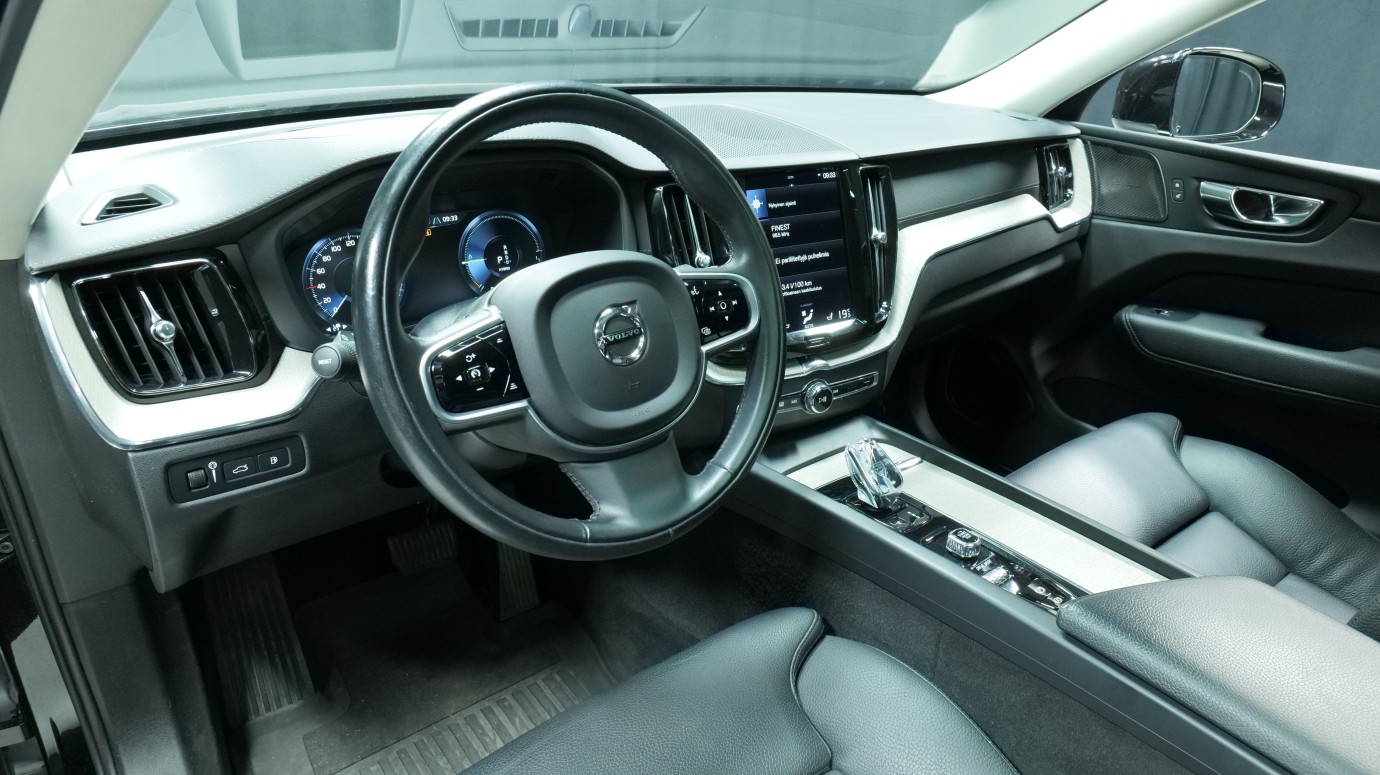 Esittelykuva Volvo XC60 kevythybridiautosta.