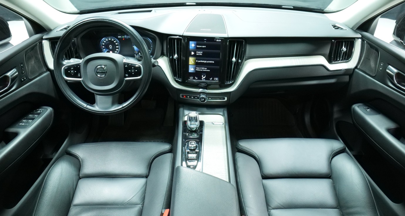 Esittelykuva Volvo XC60 kevythybridiautosta.