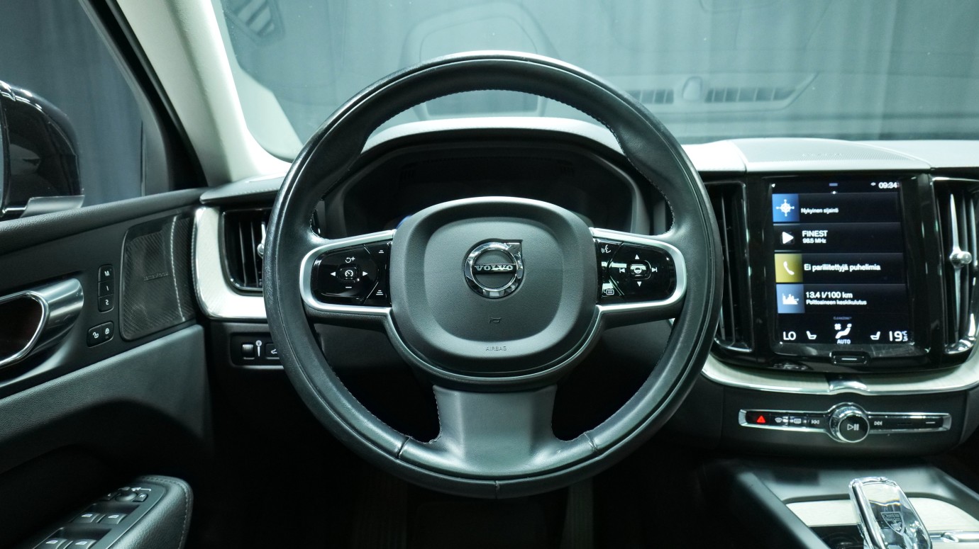 Esittelykuva Volvo XC60 kevythybridiautosta.