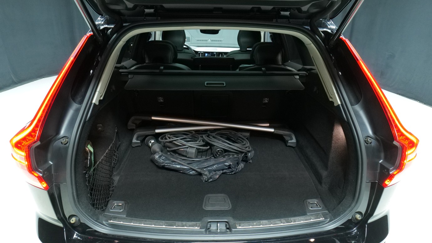 Esittelykuva Volvo XC60 kevythybridiautosta.