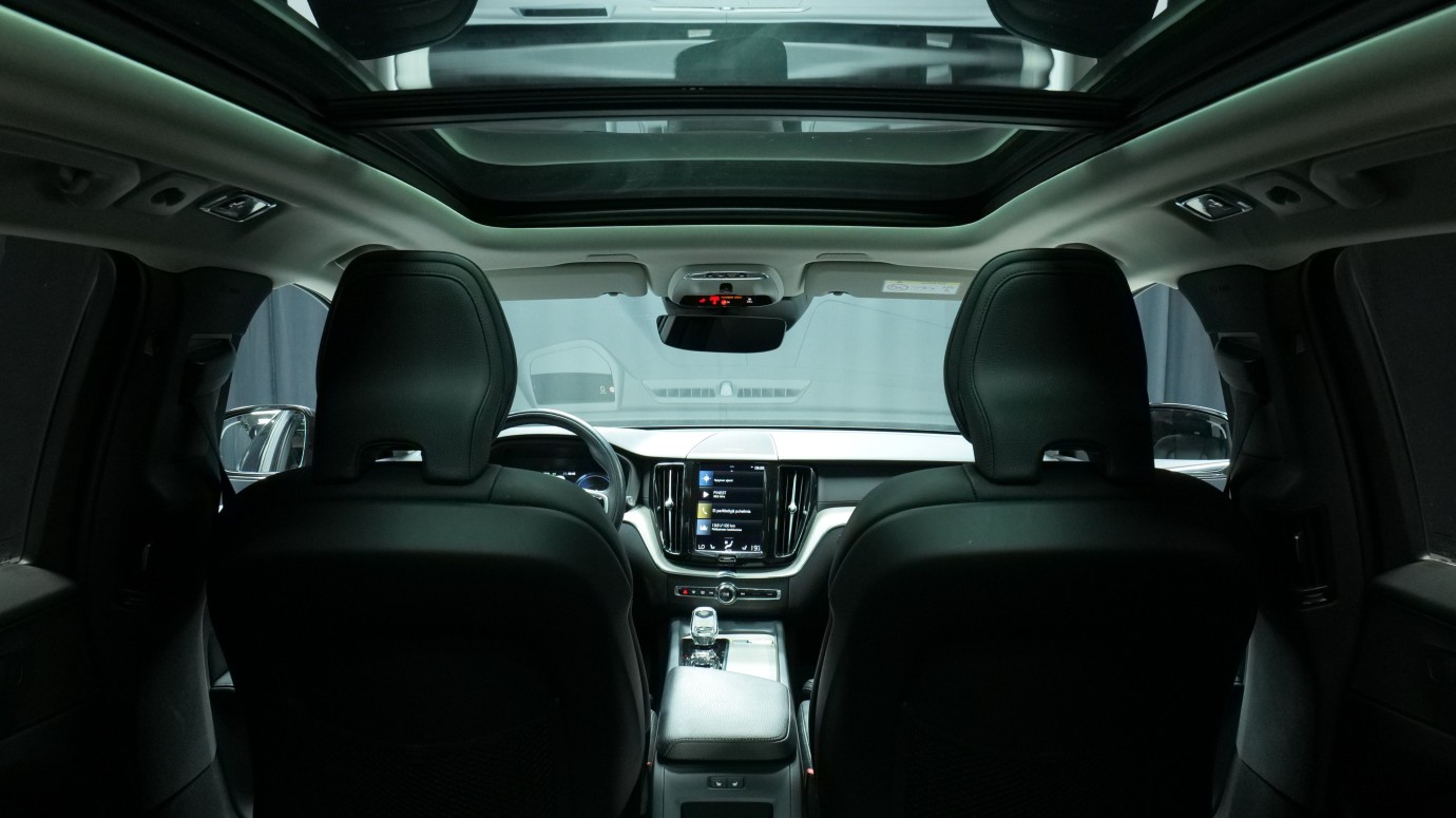 Esittelykuva Volvo XC60 kevythybridiautosta.