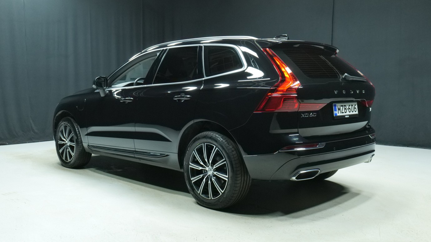 Esittelykuva Volvo XC60 kevythybridiautosta.