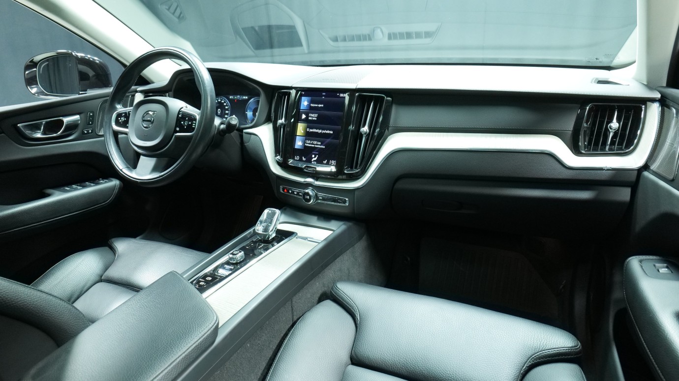 Esittelykuva Volvo XC60 kevythybridiautosta.