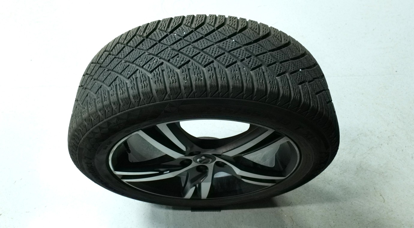 Esittelykuva Volvo XC60 kevythybridiautosta.