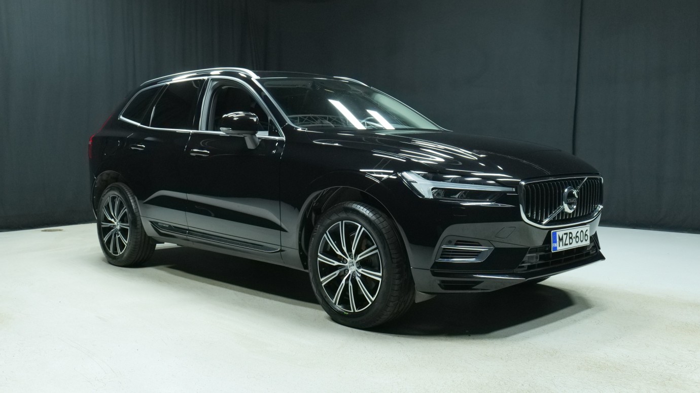 Esittelykuva Volvo XC60 kevythybridiautosta.