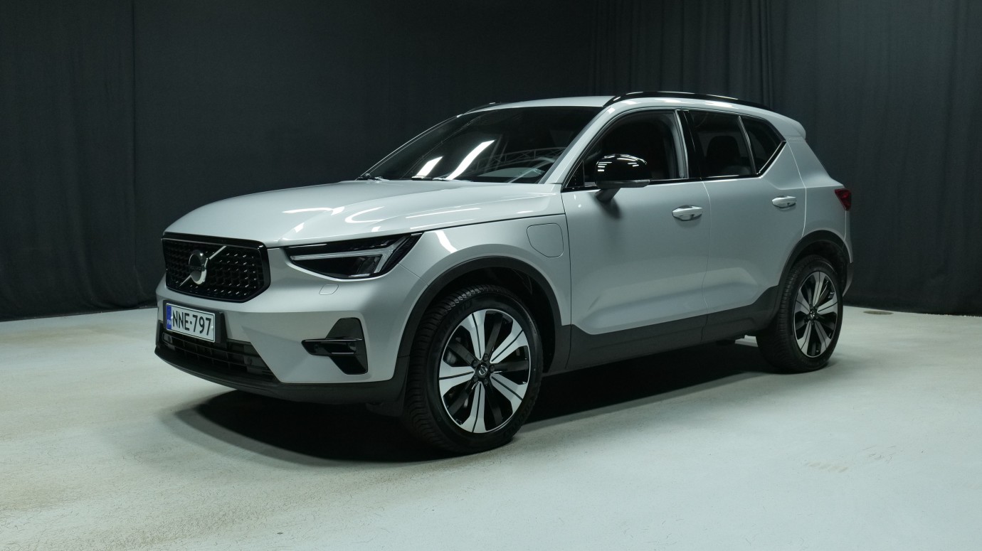 Esittelykuva Volvo XC40 kevythybridiautosta.