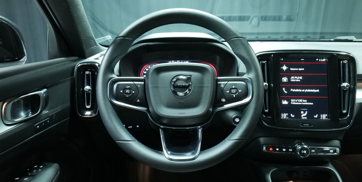 Esittelykuva Volvo XC40 kevythybridiautosta.