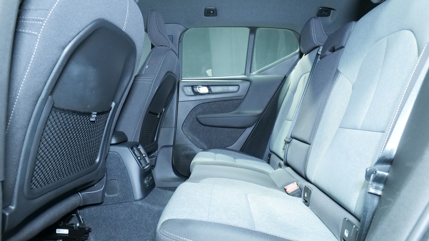 Esittelykuva Volvo XC40 kevythybridiautosta.