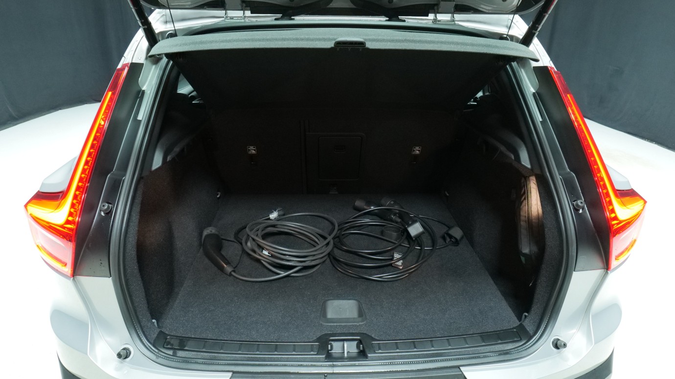 Esittelykuva Volvo XC40 kevythybridiautosta.