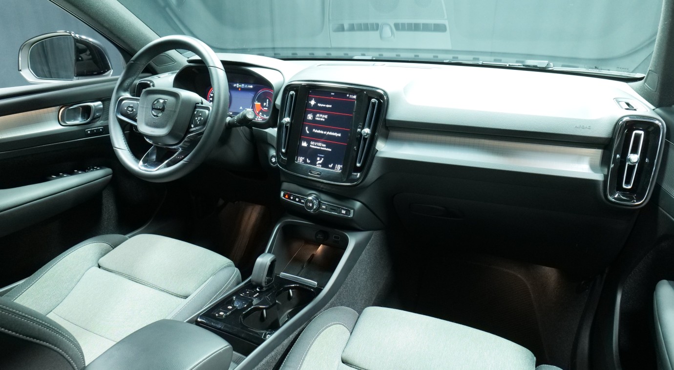 Esittelykuva Volvo XC40 kevythybridiautosta.