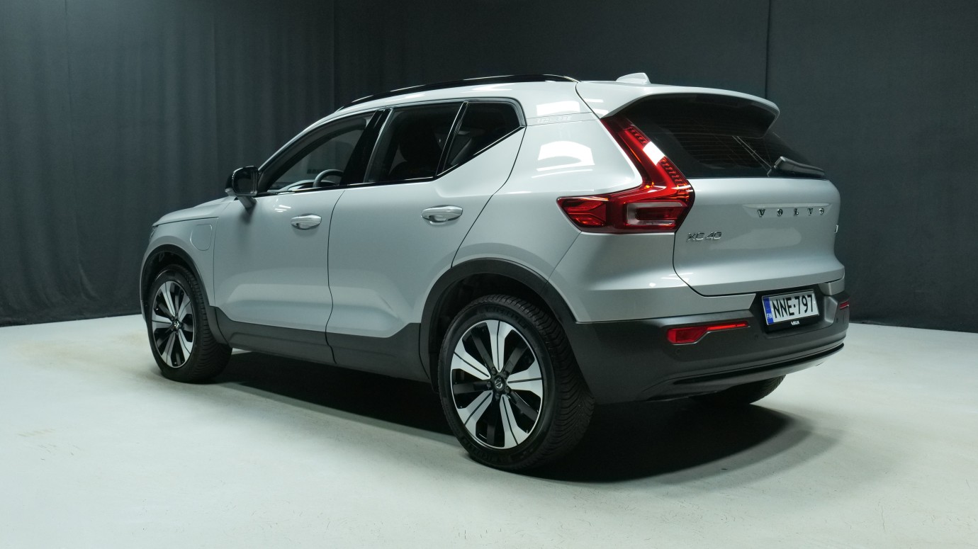 Esittelykuva Volvo XC40 kevythybridiautosta.