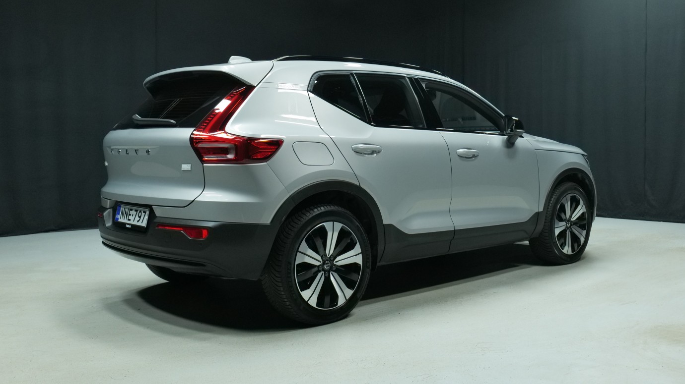 Esittelykuva Volvo XC40 kevythybridiautosta.
