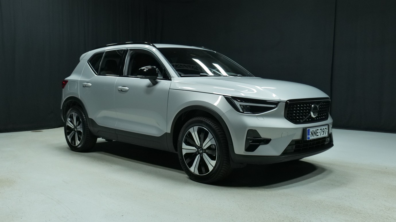 Esittelykuva Volvo XC40 kevythybridiautosta.