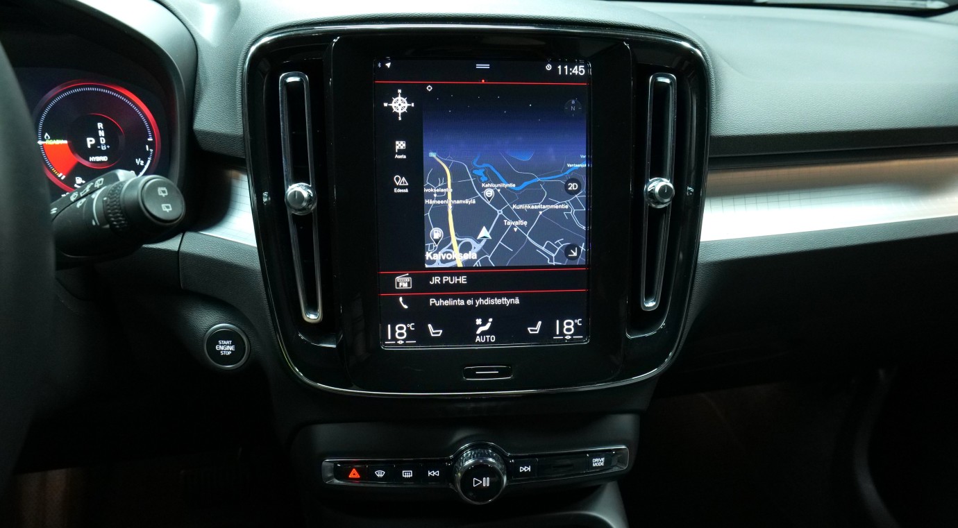 Esittelykuva Volvo XC40 kevythybridiautosta.