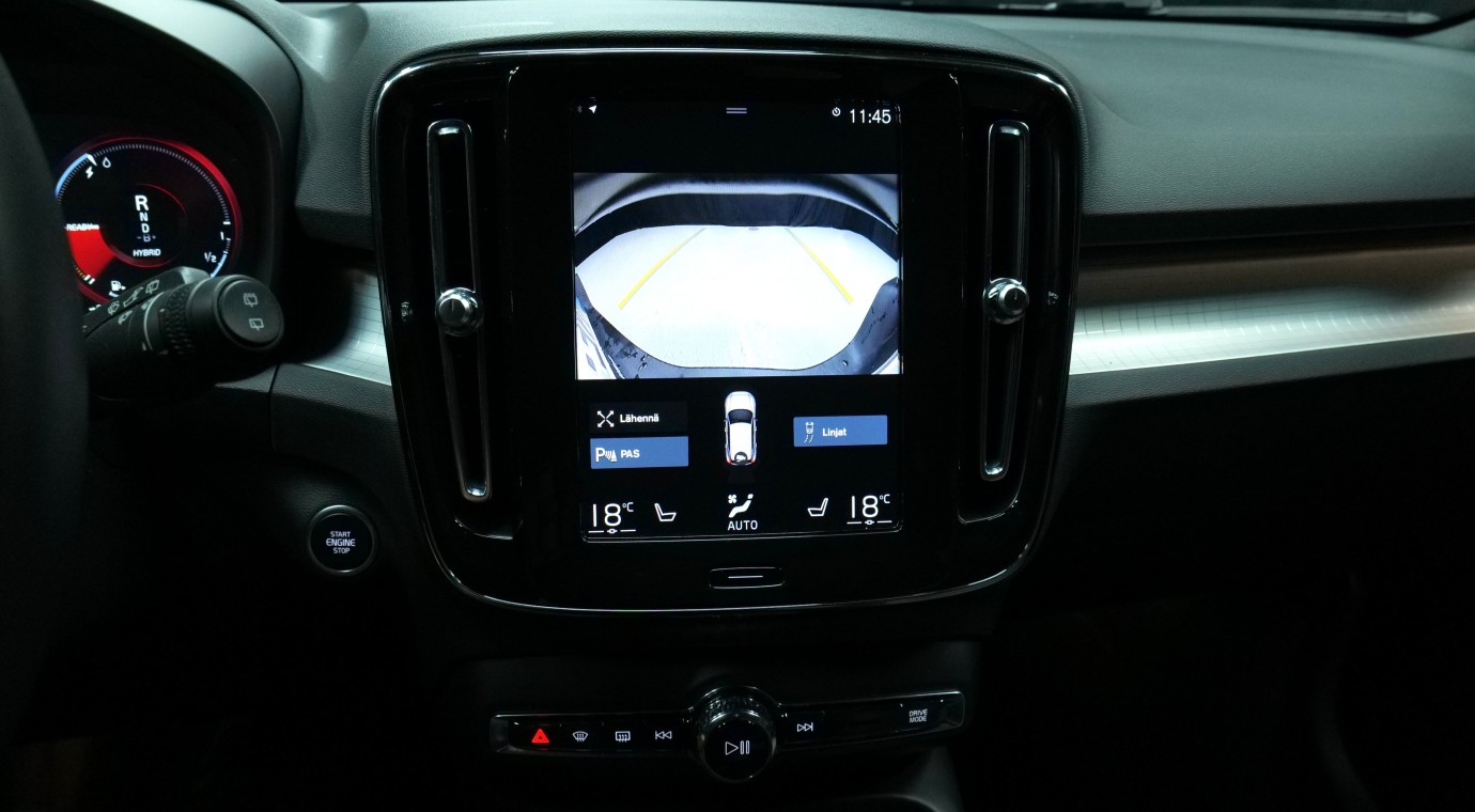 Esittelykuva Volvo XC40 kevythybridiautosta.