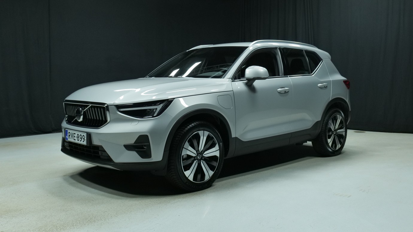 Esittelykuva Volvo XC40 kevythybridiautosta.